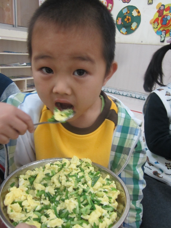 蒜苗飘香记市二幼种植角趣事 石家庄市第二幼儿园一直注重幼儿的动手参与能力锻炼,让幼儿感受自然,给幼儿一个实践观察的机会,是教孩子认识自然的最佳途径。 2014年11月5日上午,石家庄市第二幼儿园苗二班热闹非凡,原来,在宝宝们的照顾下蒜宝宝长出了长长的蒜苗。老师帮助小朋友进行了收获,然后准备了电磁炉、锅以及其他的辅料,马上开始烹饪好吃的蒜苗炒鸡蛋。