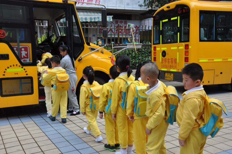 为了校车的安全,本着幼儿安全第一的宗旨,切实保障乘车幼儿人身安全,我园在2014年3月17日上午10:00对全园所有乘坐校车幼儿进行相关安全教育及演练。 傅老师对乘坐校车的孩子们进行安全教育 演练有秩序的排队上车 演练上车后马上系安全带 演练有序的排队下车 安全教育内容如下: 1、小朋友提醒家长一定要提前在上下车的地方等校车,不迟到; 2、等校车挺稳后,排队上下校车,不推不挤,不插队; 3、系好安全带,这是坐上车第一件要做的,也是必须要做的事; 4、很多家长给孩子书包塞早餐、零食等,孩子一上车