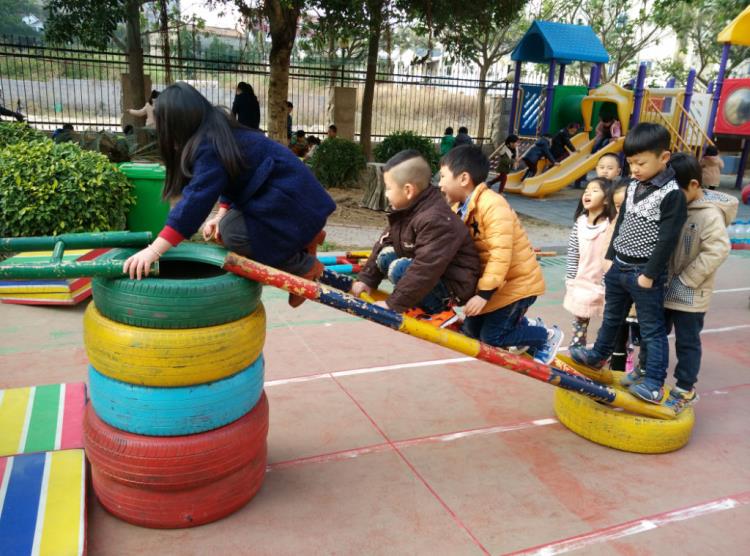 小班幼儿跳圈体育教案_幼儿体育玩具制作_幼儿园体育教案怎么写