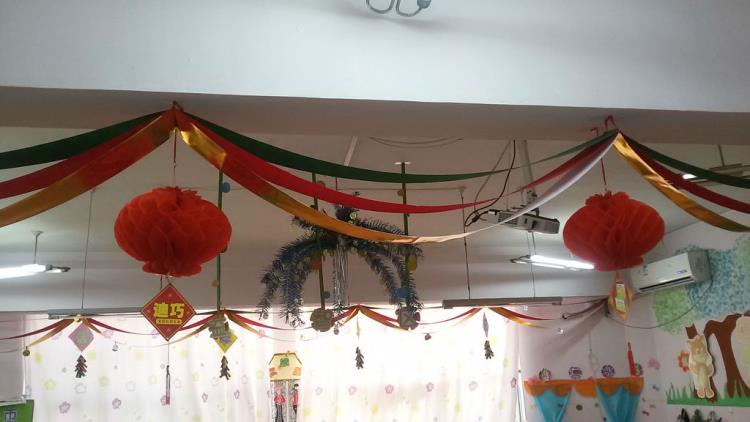 吕世芳 为迎接新年的来临,让幼儿感受新年气息,并充分发挥幼儿园环境的教育价值,我园各个班级开展了迎新年的环境创设。 根据各个年龄段孩子的发展特点和感知能力,老师们从整体框架的设计、材料的运用及幼儿的参与这几方面来创设。各班都透露出新年气息如新年祝福羊年好等主题墙,还有各色的窗花,大红的福字,大红的灯笼,无不透露着新年的热闹气氛。 这次迎新年环境创设活动不仅丰富了孩子们的节日生活,陶冶了孩子们的审美情趣,还处处洋溢着欢乐的新年气氛。 德棉幼儿园 2015.