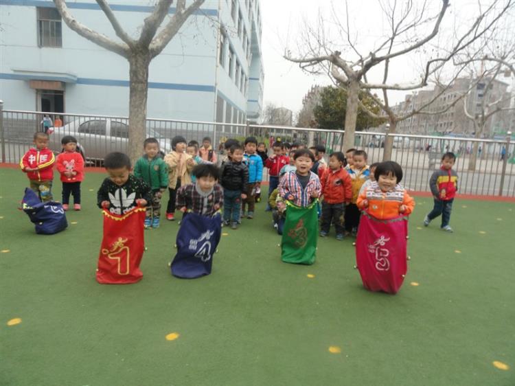 早春,户外活动精彩纷呈 迎着早春的清风,孩子们告别了寒冷的冬季,开始了新学期的幼儿园生活。早春时节,早晚温差特别大,教师们就选择暖和的时段,分级部带领幼儿进行户外运动。为了增强游戏的趣味性,满足幼儿运动量的需求,教师们不断依据幼儿年龄特点对游戏进行改进和丰富,使幼儿走、跑、跳跃、投掷、钻、爬、平衡等基本技能都得到发展和提高。