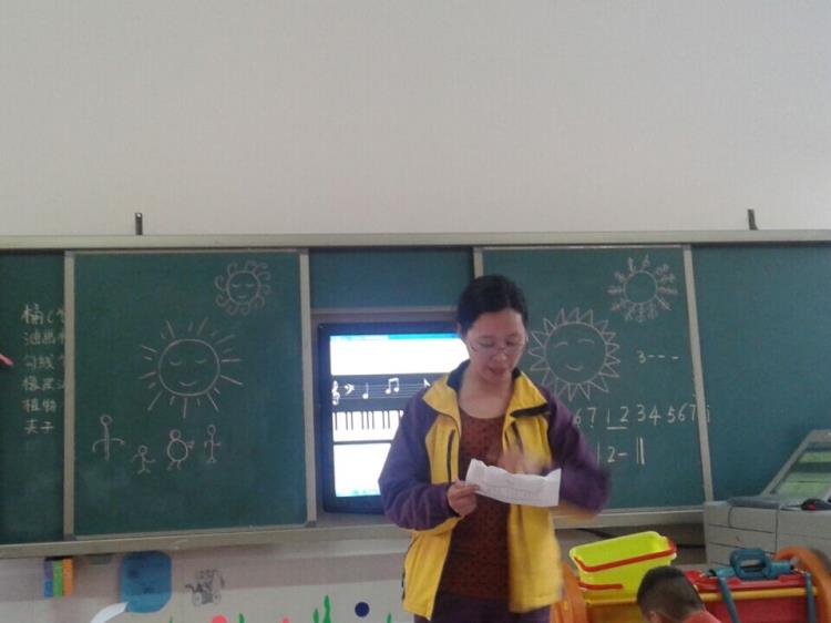还教老师们视唱音阶与简谱,了解 带老师们学习视唱练习,并轮流到