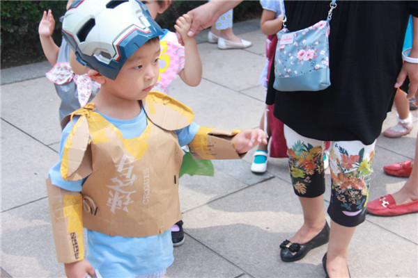 6月5日,正值世界环保日,作为生活在地球的一份子,我们每个人都应该承担起保护环境的责任,从小树立环保意识,为环保事业做出自己的贡献! 这不,倍康宝贝的家长们充分发挥自己的想象力,为每位小朋友都设计了一套环保服装,没想到平时不用的购物袋和纸箱之类的物品能做出这么漂亮拉风的衣服呢!且看小朋友们为你展示吧! 章鱼班的小朋友们还参加了一个环保服装的培训班哦~由两个专业的环保老师教小朋友们做环保衣服。废旧报纸土城五颜六色,羽毛和纸板做成的多彩面具,让小朋友们玩的不亦乐乎。最后还是有走秀哦!萌翻了