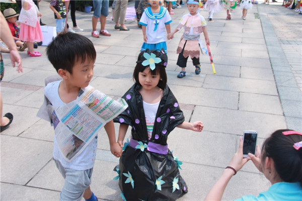 6月5日,正值世界环保日,作为生活在地球的一份子,我们每个人都应该承担起保护环境的责任,从小树立环保意识,为环保事业做出自己的贡献! 这不,倍康宝贝的家长们充分发挥自己的想象力,为每位小朋友都设计了一套环保服装,没想到平时不用的购物袋和纸箱之类的物品能做出这么漂亮拉风的衣服呢!且看小朋友们为你展示吧! 章鱼班的小朋友们还参加了一个环保服装的培训班哦~由两个专业的环保老师教小朋友们做环保衣服。废旧报纸土城五颜六色,羽毛和纸板做成的多彩面具,让小朋友们玩的不亦乐乎。最后还是有走秀哦!萌翻了