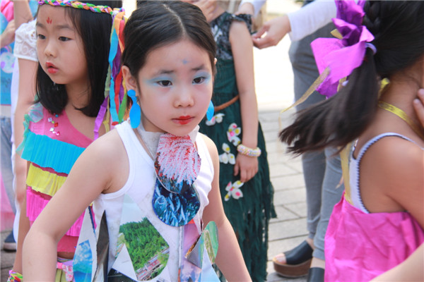 6月5日,正值世界环保日,作为生活在地球的一份子,我们每个人都应该承担起保护环境的责任,从小树立环保意识,为环保事业做出自己的贡献! 这不,倍康宝贝的家长们充分发挥自己的想象力,为每位小朋友都设计了一套环保服装,没想到平时不用的购物袋和纸箱之类的物品能做出这么漂亮拉风的衣服呢!且看小朋友们为你展示吧! 章鱼班的小朋友们还参加了一个环保服装的培训班哦~由两个专业的环保老师教小朋友们做环保衣服。废旧报纸土城五颜六色,羽毛和纸板做成的多彩面具,让小朋友们玩的不亦乐乎。最后还是有走秀哦!萌翻了