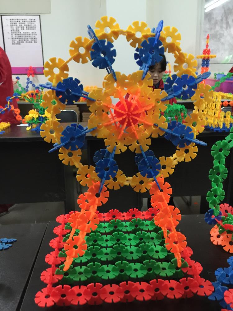 老师们各显身手,利用一片片的雪花片插出了各式各样,形象逼真的动物