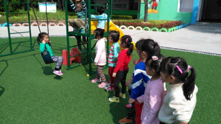 让孩子在活动中学会排队轮流玩